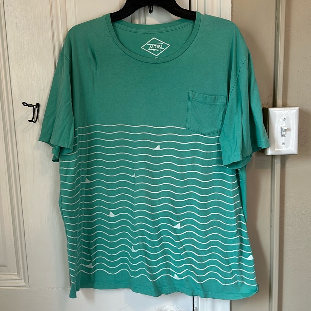 Altru men’s xxl pocket t shirt with stripe wave print with shark fins